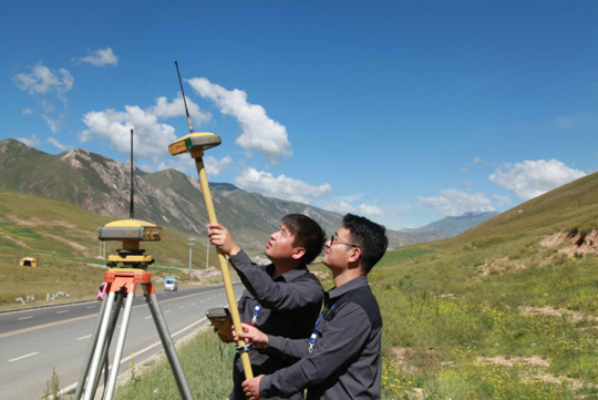 技術人員在玉樹賽義那園區使用GPS測量儀進行測繪 技術人員在玉樹賽義那園區使用GPS測量儀進行測繪