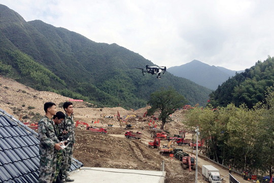 黨員骨干在蘇村應(yīng)急救災(zāi)現(xiàn)場利用無人機(jī)提供保障 黨員骨干在蘇村應(yīng)急救災(zāi)現(xiàn)場利用無人機(jī)提供保障