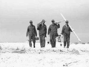 肩扛標(biāo)尺心志堅 不懼艱險繪江淮 肩扛標(biāo)尺心志堅 不懼艱險繪江淮