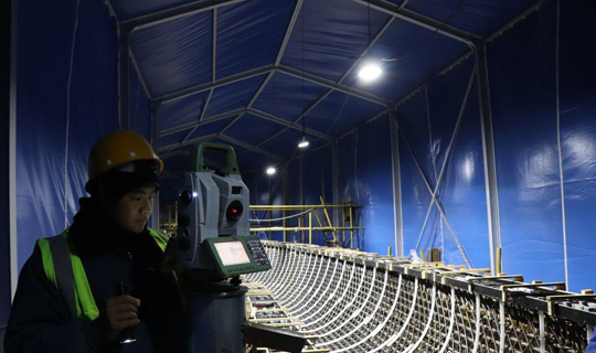 技術(shù)人員正在使用徠卡全站儀進(jìn)行精密安裝測(cè)量 技術(shù)人員正在使用徠卡全站儀進(jìn)行精密安裝測(cè)量